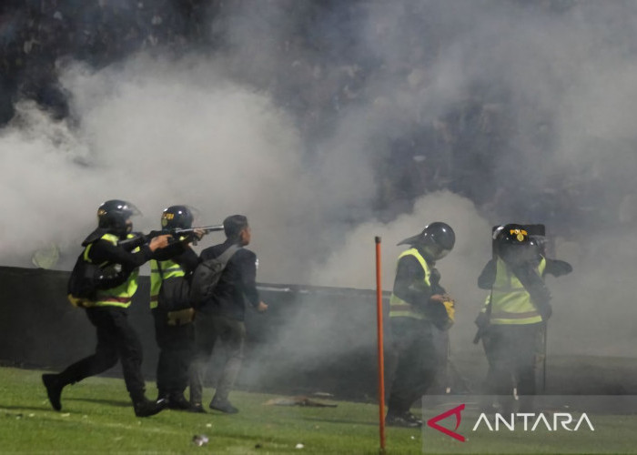 Hasil Investigasi Media Asing Sebut Polisi Tembak 40 Kali Gas Air Mata di Stadion Kanjuruhan