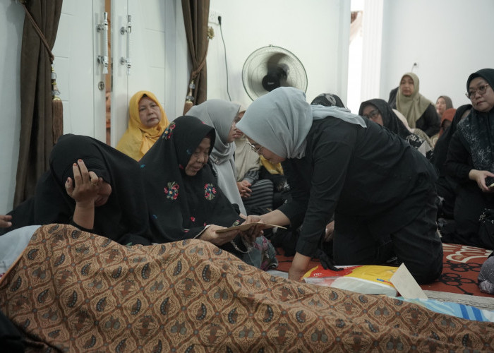 Kunjungi Rumah Duka, Pj Wali Kota Jambi Sampaikan Belasungkawa dan Berikan Santunan