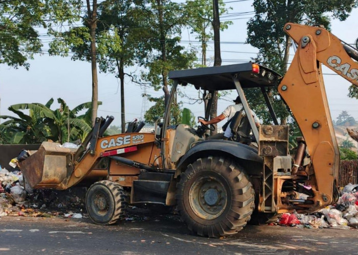 Sampah Menggunung di Mendalo, DLH Turunkan 11 Armada dan Alat Berat 