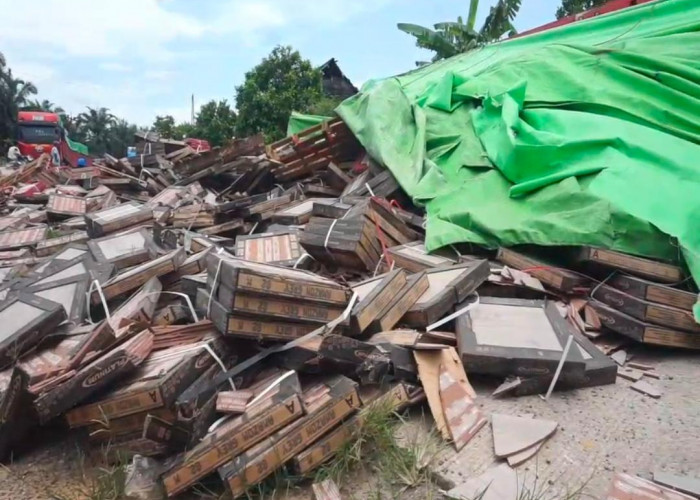 Truk Trailer Siba Surya Terguling di Lintas Timur, Bahan Keramik Berhamburan