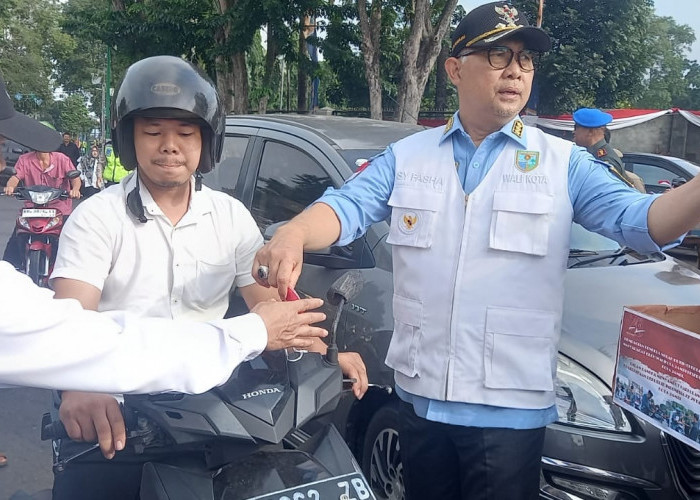 Bersama Pelajar, Wako Fasha Bagikan 30 Ribu Bendera Merah Putih di Bundaran Tugu Keris