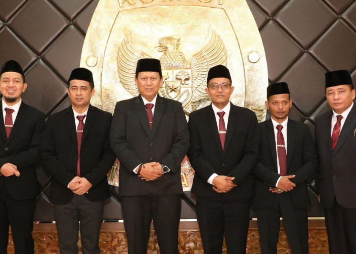 Anggota KPU Provinsi Jambi Resmi Dilantik, Iron Sharoni Jabat Ketua