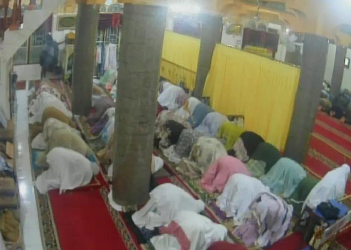 Aksi Pencurian Kotak Amal di Masjid Nurul Hidayah Terekam CCTV 