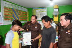 Kajati Jambi Bantu Lunasi Tunggakan Sekolah Dua Siswa pada Peringatan Harganas 2026