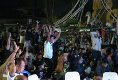 Ratusan Warga Padati Tugu Keris, Nobar 