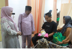 Bupati Anwar Sadat Hadirkan Kehangatan Lebaran di RSUD KH. Daud Arif, Beri Semangat dan Bingkisan untuk Pasien