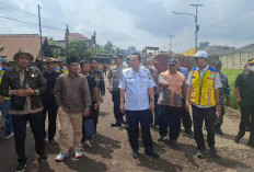 Bupati Muaro Jambi, Dr. Bamabng Bayu Suseno, Tinjau Langsung Pembangunan Jalan di Desa Talang Duku