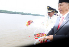 Bupati Anwar Sadat Pimpin Tabur Bunga di Sungai Pengabuan dan Bagikan Sembako untuk Nelayan