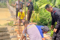 Memprihatinkan, Polres Sarolangun bersama Brimobda Bantu Perbaiki Jamtung Desa Teluk Kecimbung