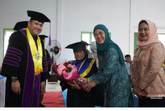 Toga Diatas Kerutan, Mbah Saniem Memetik Ilmu Menjemput 'Bintang'