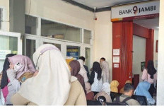 Ribuan PPPK Paruh Waktu Padati Kantor Bank Jambi Usai Terima SK Pengangkatan