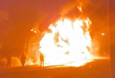 Satu Unit Truk Terbakar di Jalan Lintas Timur Muaro Jambi