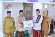 Safari Jumat di Rantau Badak, Bupati Anwar Sadat Serahkan Bantuan Masjid dan Santunan Warga