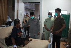 Bupati Anwar Sadat Besuk Pasien ISPA Terdampak Kabut Asap di RSUD KH. Daud Arif