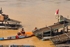 Diduga Mengantuk, Mobil Travel Masuk Sungai di Mersam Satu Penumpang Terjebak di Dalam