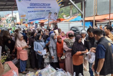Warga Serbu Paket Sembako Rp68 Ribu