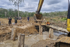 Satgas TMMD ke 127 Kodim 0415/Jambi Bersama Masyarakat Desa Petajen Bangun Jembatan Penghubung 2 Desa