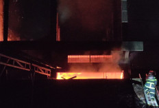 Gudang Kayu Terbakar, Api Diduga Berasal dari Percikan Kembang Api 