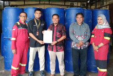 Bantu Daerah Kelola Sampah, SKK Migas PetroChina Guyur DLH Tanjab Barat 80 Drum Plastik