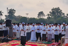 Gubernur Al Haris Bersama Ribuan Jamaah Gelar Salat Istisqa di Lapangan Garuda