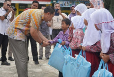 Kembali, Bupati M. Syukur Salurkan Perlengkapan Sekolah Gratis, Kepsek Diminta Antar ke Rumah Siswa