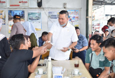 Ketua DPRD Jambi Bagikan 2.000 Masker, Warga Diminta Waspadai Kualitas Udara