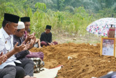 Wabup A. Khafidh Sampaikan Belasungkawa dan Hadiri Pemakaman Kades Tambang Baru