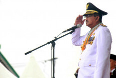 Bupati Anwar Sadat Pimpin Upacara HUT ke-81 RI di Tanjab Barat Meski Diguyur Hujan Gerimis