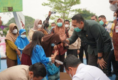 Dampingi Gubernur Serahkan Bantuan Pro Jambi Cerdas, Bupati M Syukur Pastikan Tidak Ada Anak Putus Sekolah