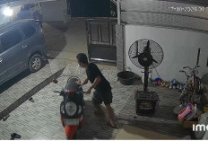 Terekam CCTV, Maling Gasak Honda Scoopy di Kawasan Perumahan 