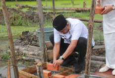 Wakili Bupati, Sekda Hermansyah Letakkan Batu Pertama Pembangunan Mushola SMKN 1 Tanjabbar