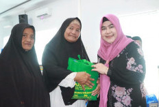 Ketua TP PKK Tanjab Barat Santuni Anak Yatim dan Kaum Duafa pada peringatan 10 Muharam 1448 H