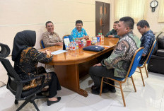 Tingkatkan Kualitas Layanan Partai Politik di Wilayah, Kanwil Kemenkum Jambi Serahkan Buku Rangkaian Kegiatan