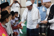 Safari Subuh Pemprov Jambi di Masjid Hidayatullah, Al Haris Serahkan Santunan dan Bantuan untuk Masjid