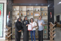 Wujud Kepastian Hukum, Kanwil Kemenkum Jambi Serahkan Keputusan Status Kewarganegaraan RI