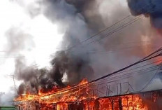 Breaking News , Tiga Bangunan di Beringin Hangus Terbakar.