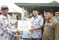 Bupati Anwar Sadat Salurkan Bantuan Musibah dan Sosial di Tiga Kecamatan Tanjab Barat