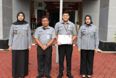 Apel Pagi Pasca Cuti Bersama Idul fitri 1447 H, Kakanwil Kemenkum Jambi Berikan Penghargaan Pegawai Teladan