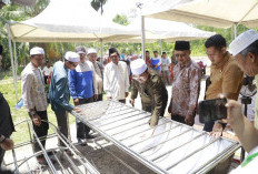 Bupati Anwar Sadat Serahkan Bantuan Fasilitas Pemulasaran Jenazah di Desa Tungkal I