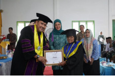 Salut dan Bangga, Bupati M. Syukur Wisudakan 150 Lansia Tangguh 'S1' dan 'S2' di Pamenang Barat