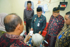 Dramatis! Momen Penyerahan Kursi Roda di Tengah Hujan Bikin Warga Menangis