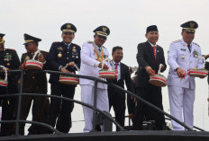 Upacara Detik-Detik Proklamasi HUT ke-81 RI Digelar di Atas Kapal Bea Cukai di Perairan Pengabuan