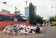Tumpukan Sampah Menghiasi Pemandangan di Kota Jambi