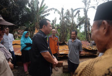 Bupati BBS Serahkan Bantuan untuk Korban Kebakaran di Talang Kerinci