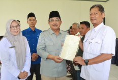 Bupati Anwar Sadat Serahkan 71 Sertifikat Tanah Konsolidasi untuk Warga Teluk Nilau