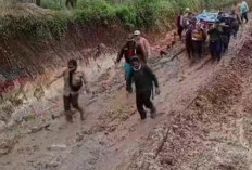 Jalan Rusak, Warga Kerinci Tandu Jenazah Sejauh 10 Km