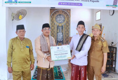  Bupati Salurkan Langsung Bantuan Pembangunan Masjid dan Santunan kepada Masyarakat