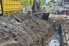 Atasi Drainase Tersumbat, Jalur Tiga Depan Dealer Honda Merangin Kini Bebas Banjir