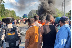Tuntutannya Tak Dipenuhi Bupati, Warga Pelawan Blokir Jalinsum Depan PT. SMM