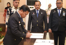 Perkuat Profesionalisme ASN, Kakanwil Kemenkum Jambi Lantik Jabatan Fungsional Analis Keuangan dan Perencana